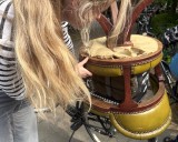 Mit viel Geschick versuchte eine junge Flohmarktbesucherin, ihren frisch gekauften Vintage-Stuhl per Fahrrad durch die P