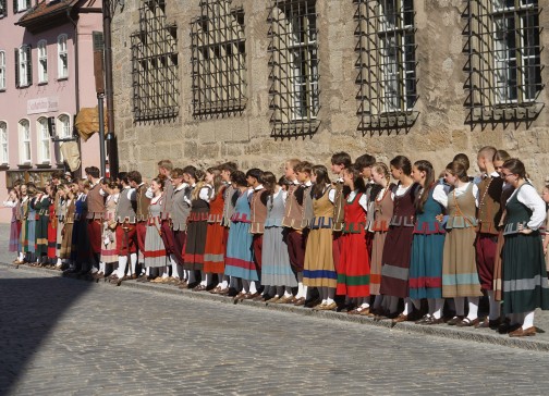 in farbenprächtigen historischen Roben.....