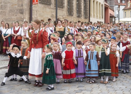 Die " Kinder-Lore " zieht mit ihrer Kinderschar dem Obristen entgegen